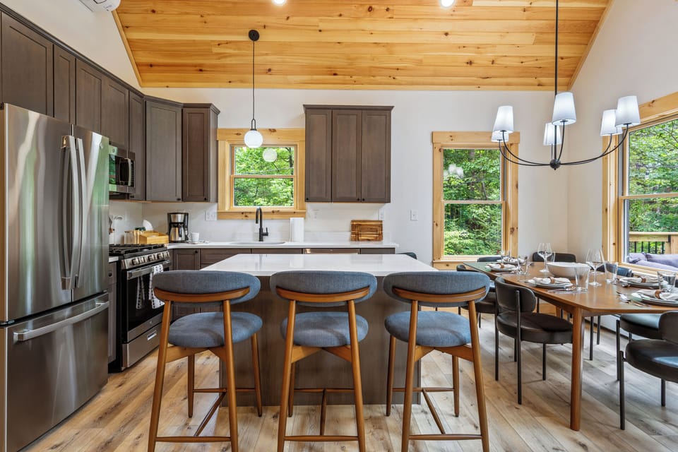 Main level fully-equipped eat-in kitchen