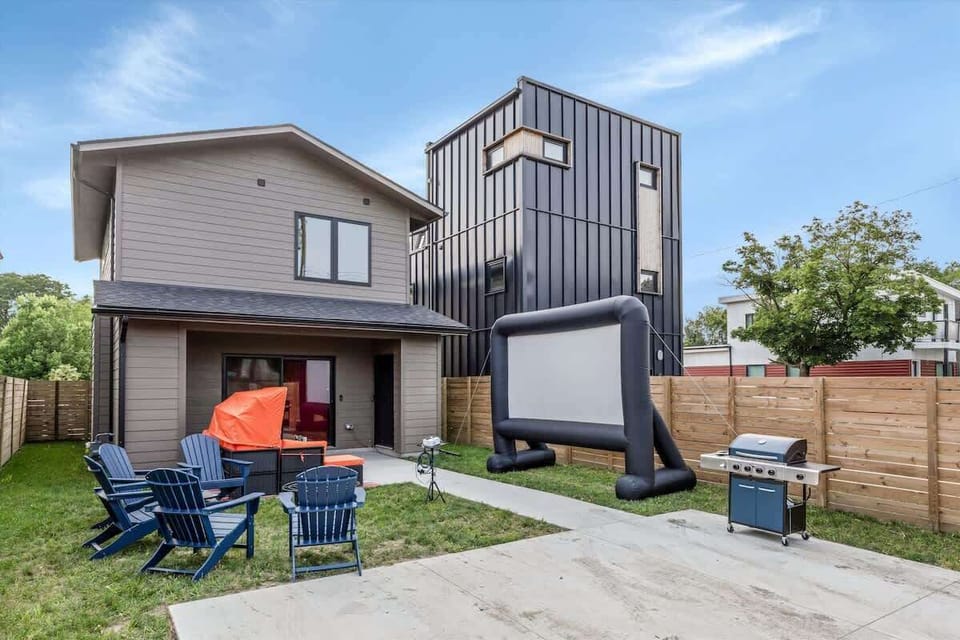 Grill, chill, and thrill! Enjoy open-air movies, sizzling BBQ, and laid-back vibes in our dreamy backyard setup.