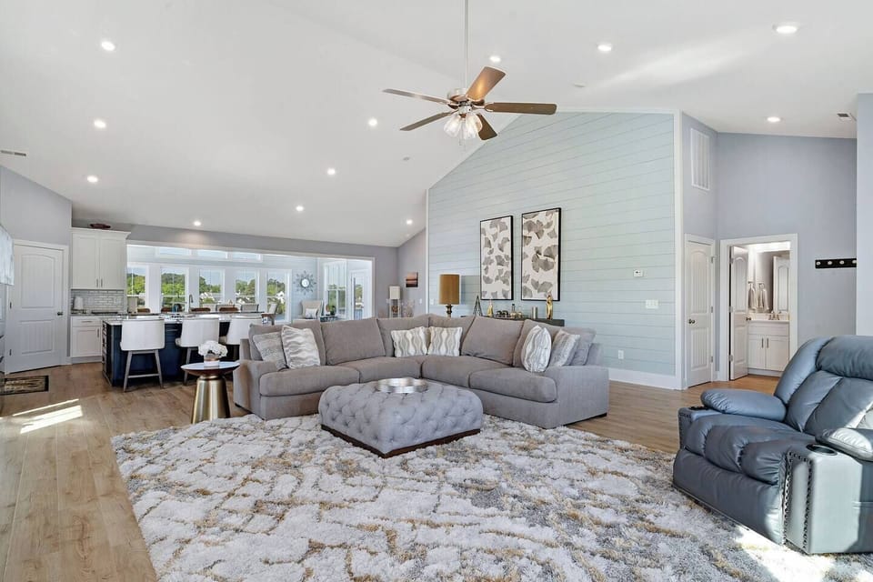 Soaring ceilings, perfect combination of cozy & comfortable