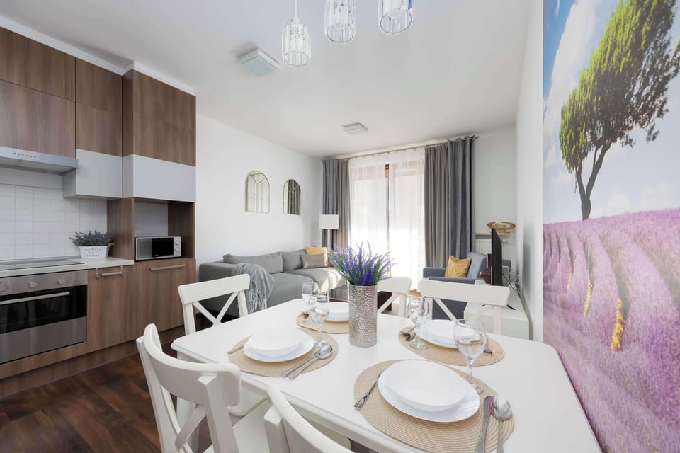 Kitchenette with plenty of kitchen utensils and dishes. 