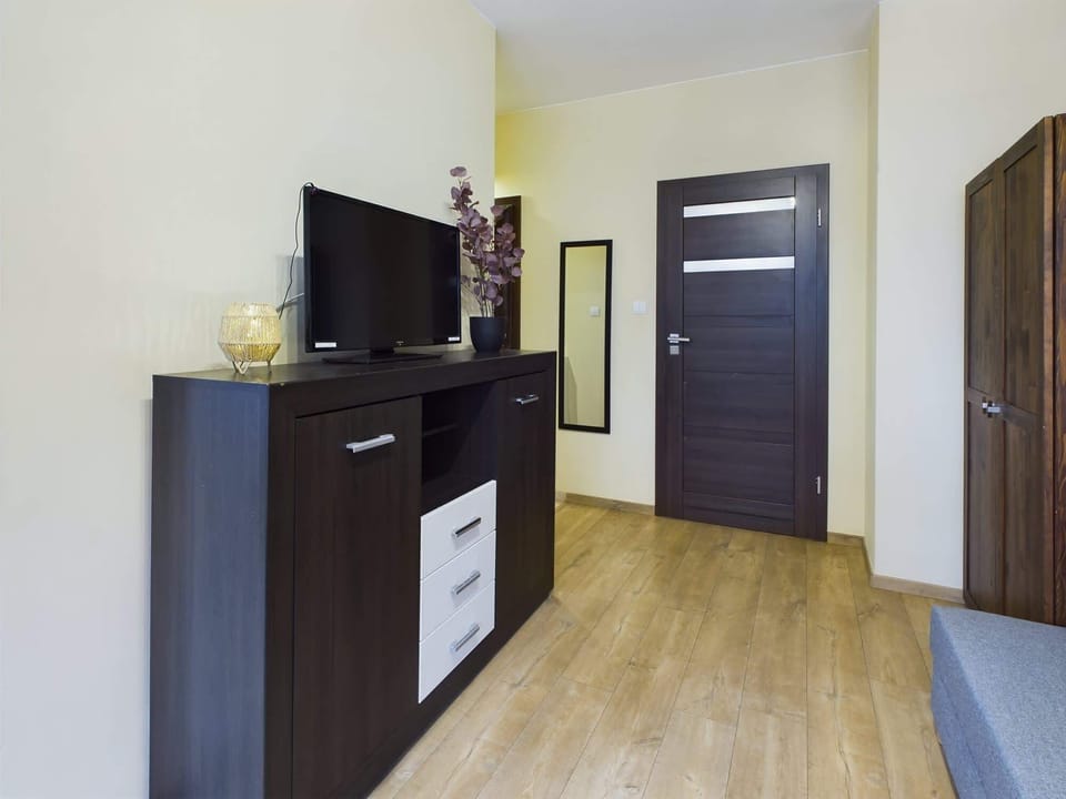 The functional, minimally decorated space with a homely atmosphere allows you to relax in front of the flat-screen TV.