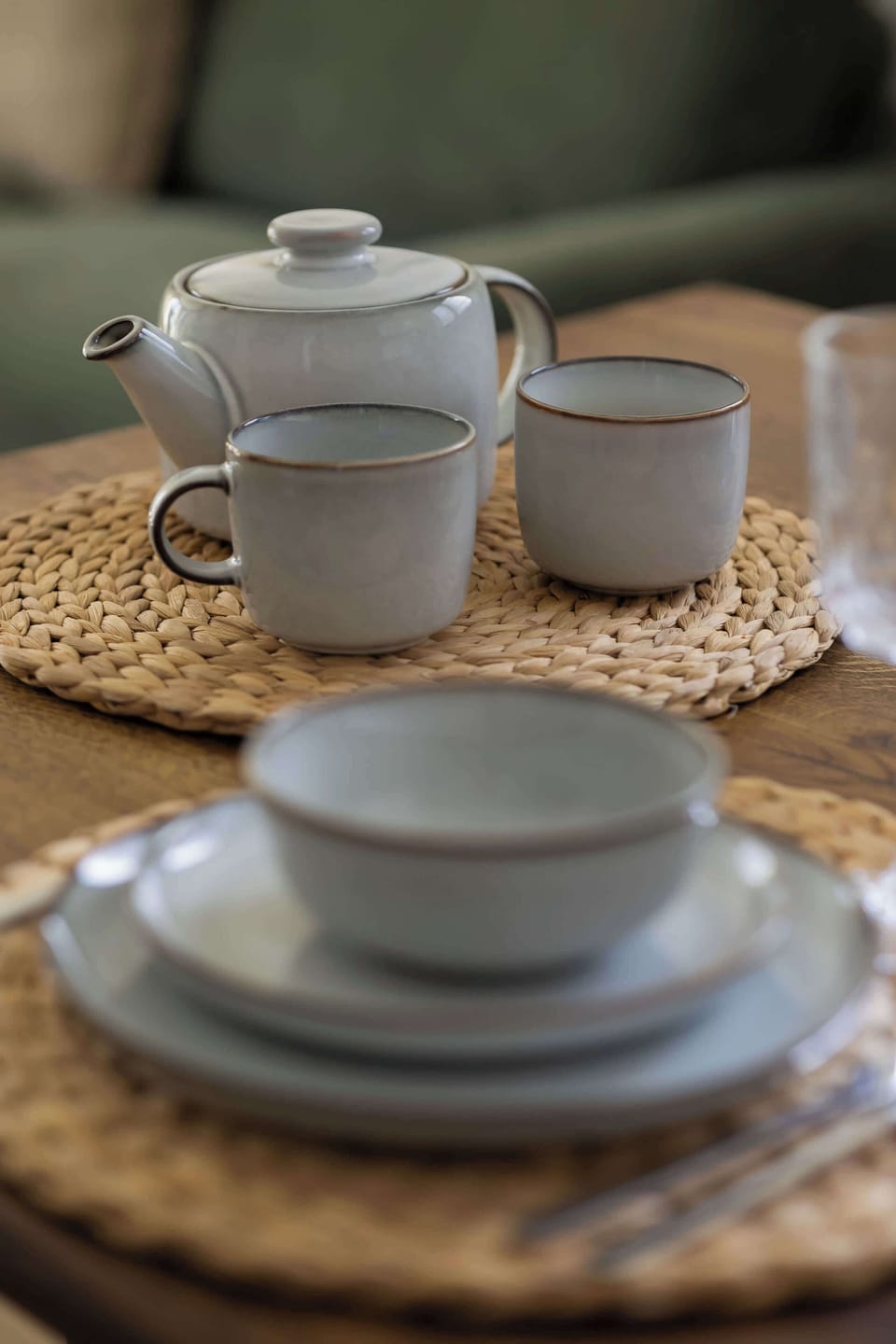 Tea and coffee setup with cups and teapot – Start your mornings right with everything you need.