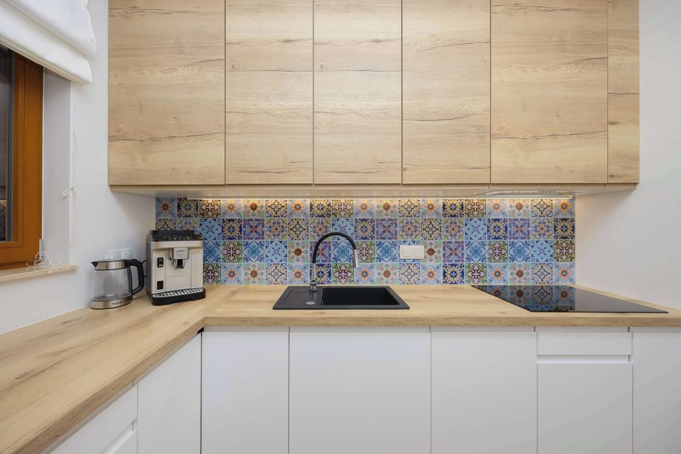 Enjoy a fresh cup of coffee from the coffee machine in the well-appointed kitchen.