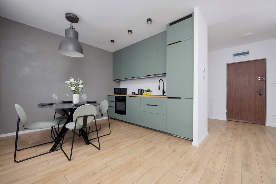 Overall kitchen view with dinning table – well-equipped and stylish for cooking and dining.