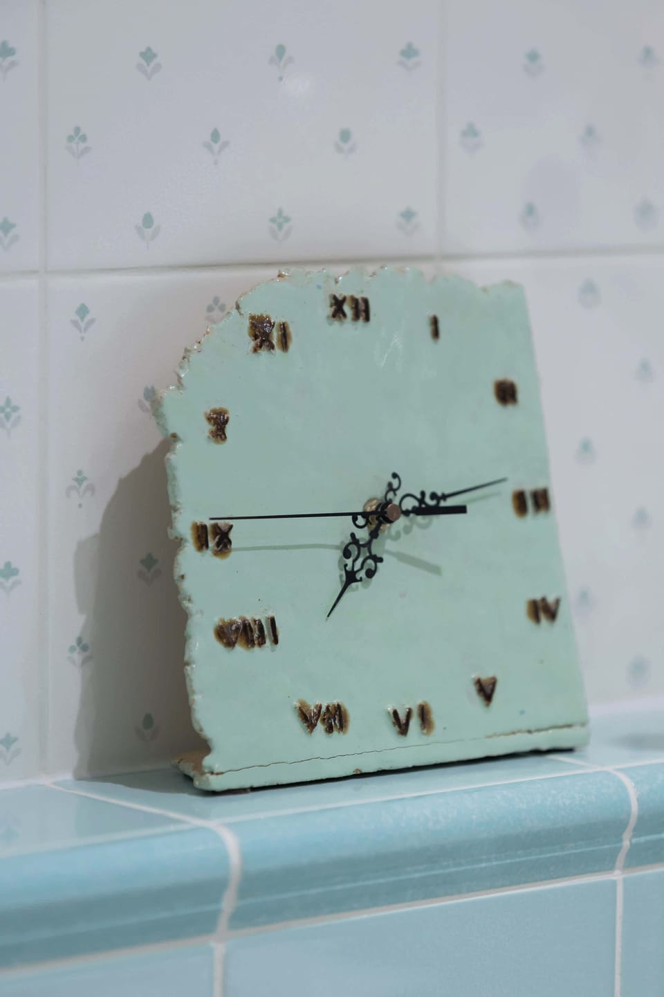A pastel clock detail adds lightness and charm to the space.