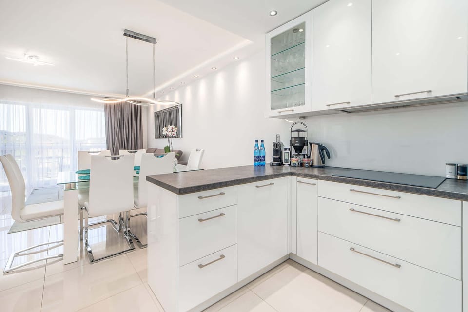 Kitchenette equipped with top quality appliances such as dishwasher, oven, induction hob, fridge-freezer, coffee machine. 