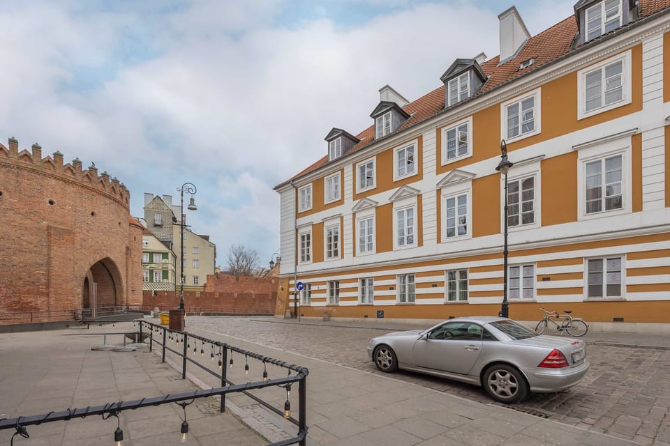 The building surrounded by the Old Town of Warsaw.