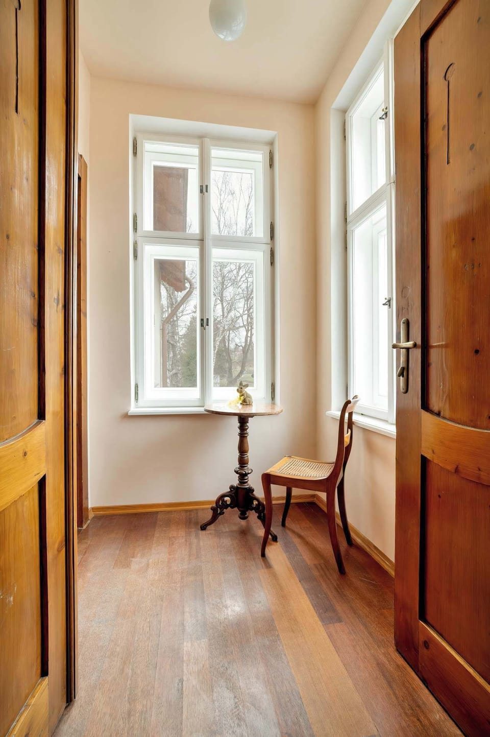 Room under the tower overlooking the garden and with an elegant table and chair.