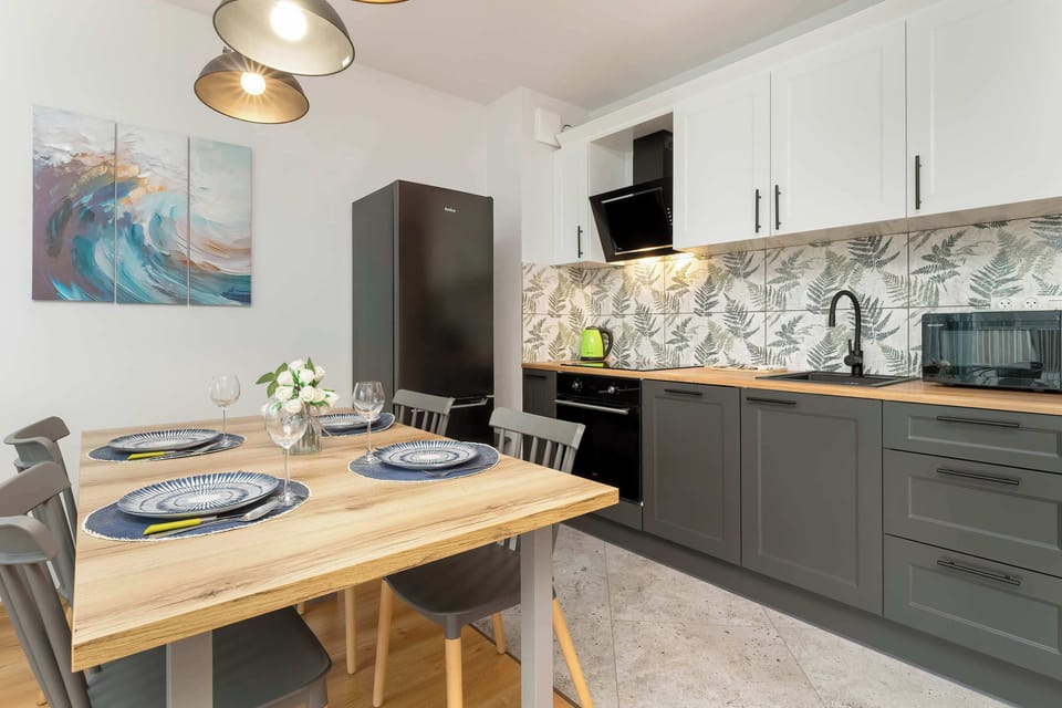 Dinning table in the kitchenette.