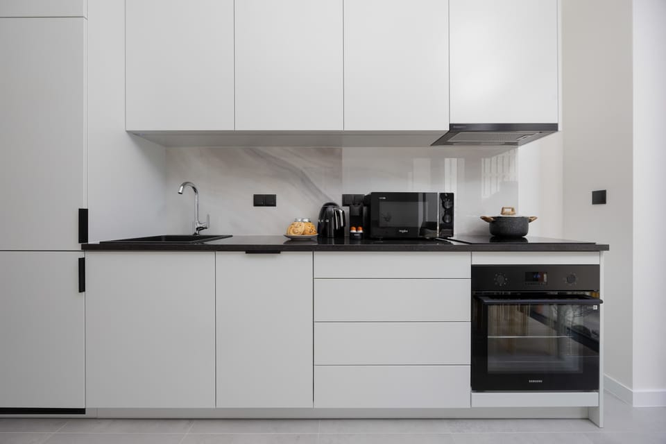 The minimalist kitchen layout delivers full functionality without compromising the room’s aesthetic.