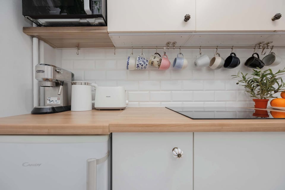 Fully equipped kitchenette. 