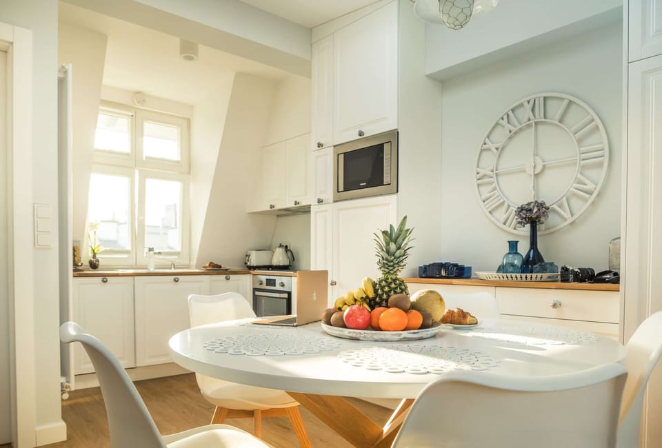Fully equipped kitchenette. 