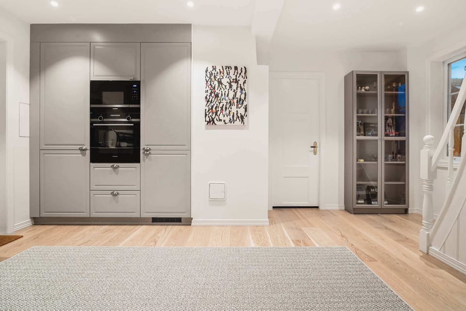 Stylish and modern kitchen with smart solutions – a perfect balance between functionality and elegance.