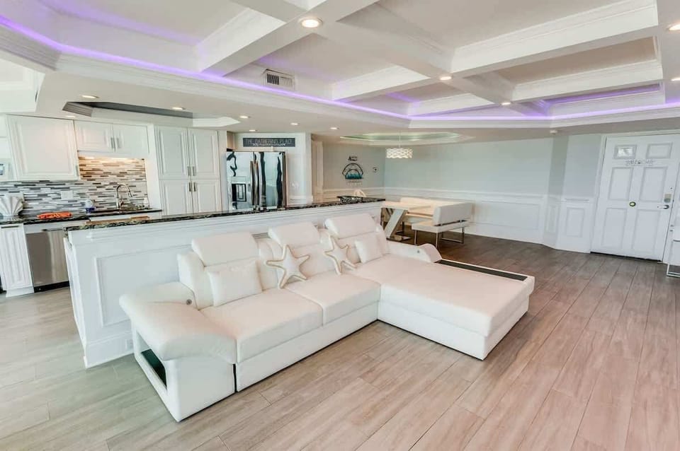 Large Living Room, Beautifully Decorated with Amazing Views