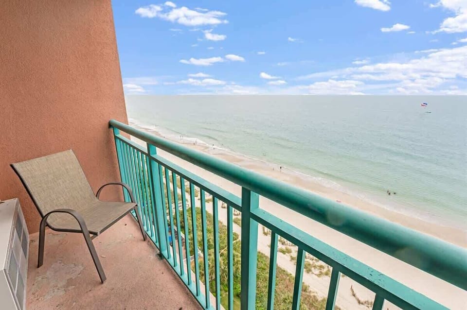 Balcony with Amazing Views of the Ocean☀️