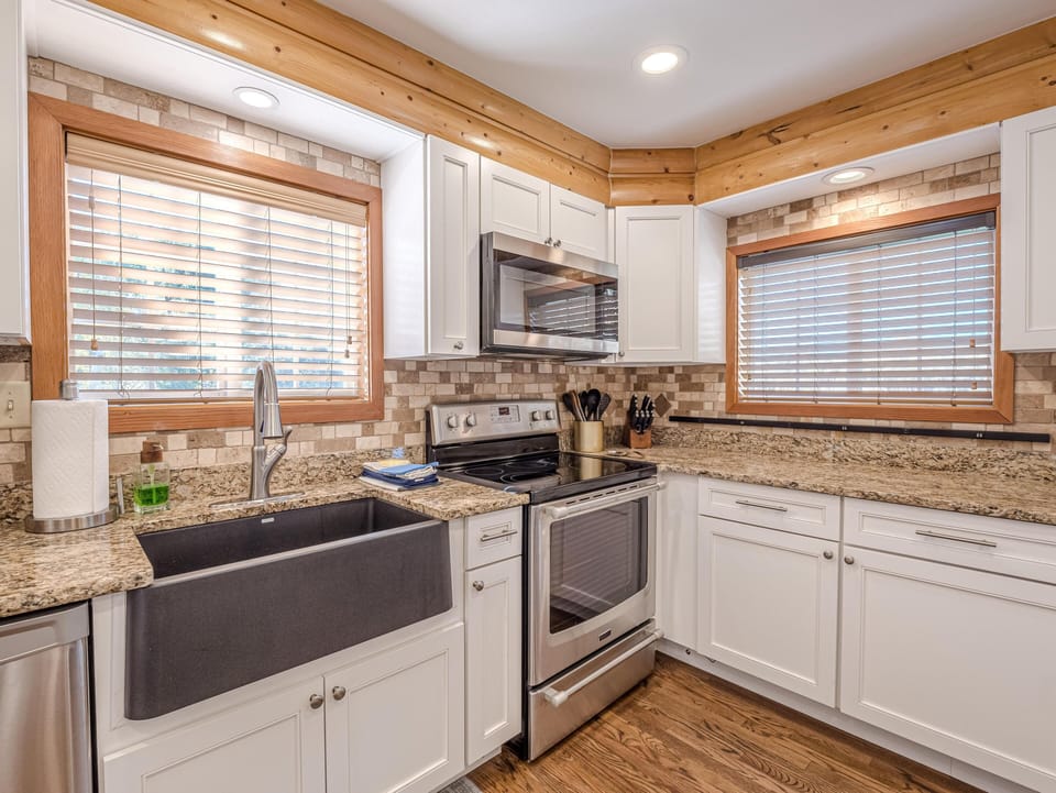 With top-of-the-line appliances and everything you need to create delicious dishes, this kitchen has your cooking needs covered.