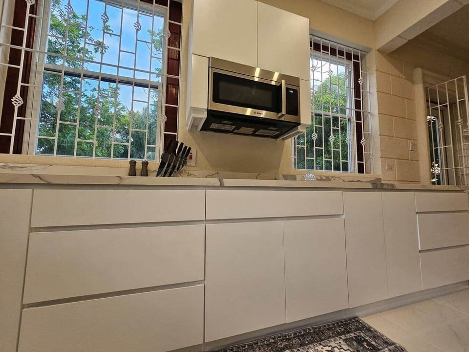 Kitchen: Microwave and Electric Cooktop