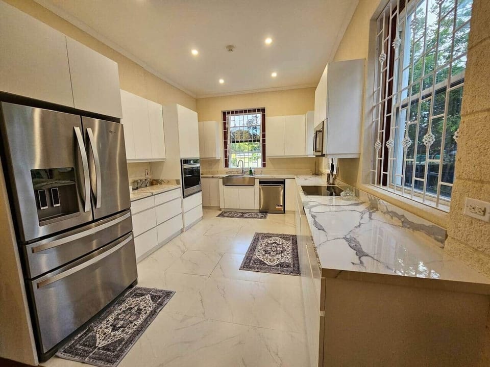 Kitchen: Fully Equip and Fully Electric Appliances