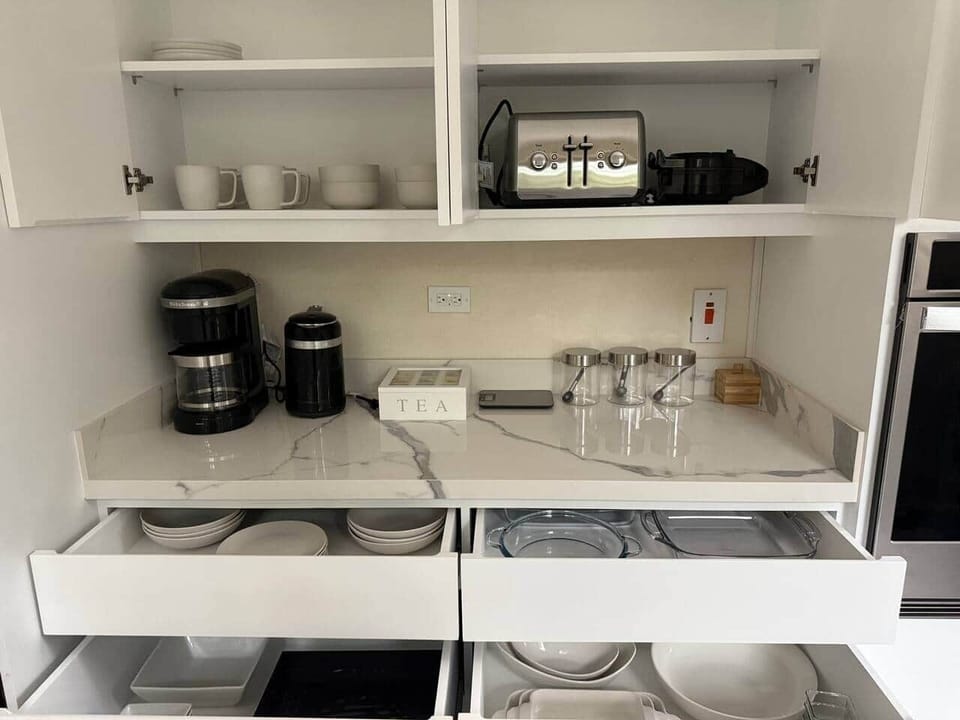 Kitchen: Kitchenware and Extra Appliances