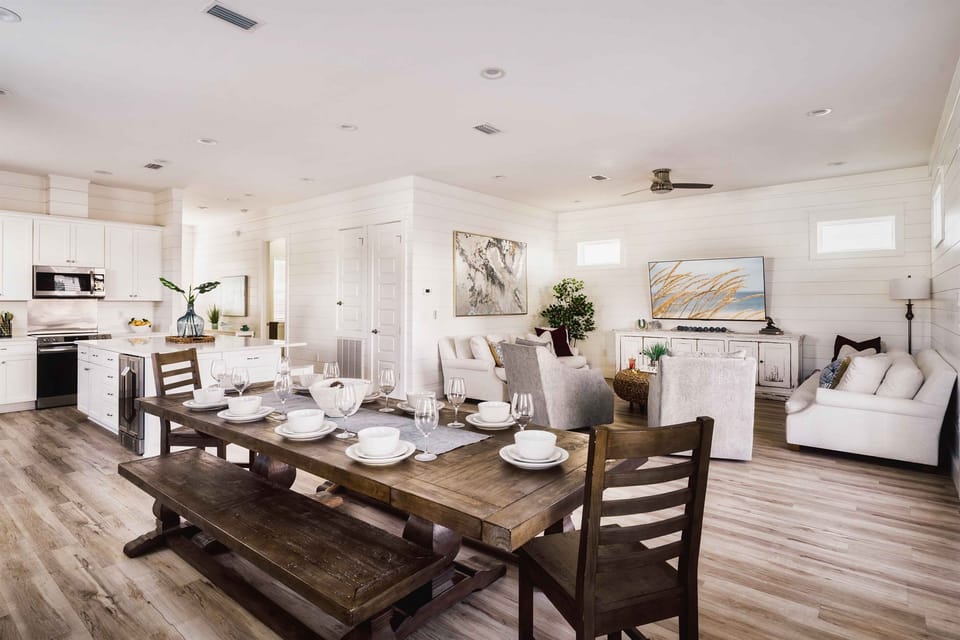 LARGE DINING SPACE: Seating for 14 in the Dining Room/Kitchen
