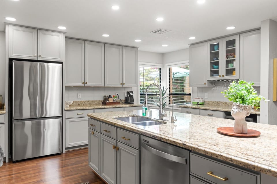 Our fully stocked kitchen has everything you need—from pots and pans to coffee mugs and wine glasses—so you can whip up a feast or snack in style. Just bring the ingredients!