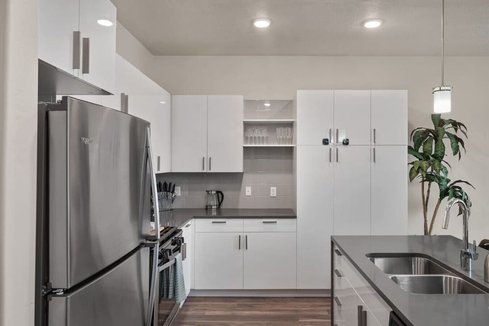Fully stocked kitchen with all that you need. Pots, pans, bakeware, salt +pepper, and olive oil!!