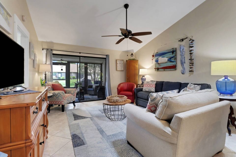 This charming condo in S. Fort Myers offers a perfect location for beach lovers - convenient to both Fort Myers Beach & the Sanibel Causeway.