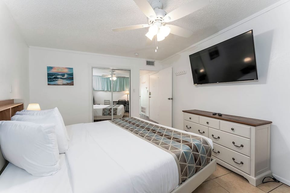 After sunrise strolls or late-night movies. This beachy bedroom is ready for your full recharge.