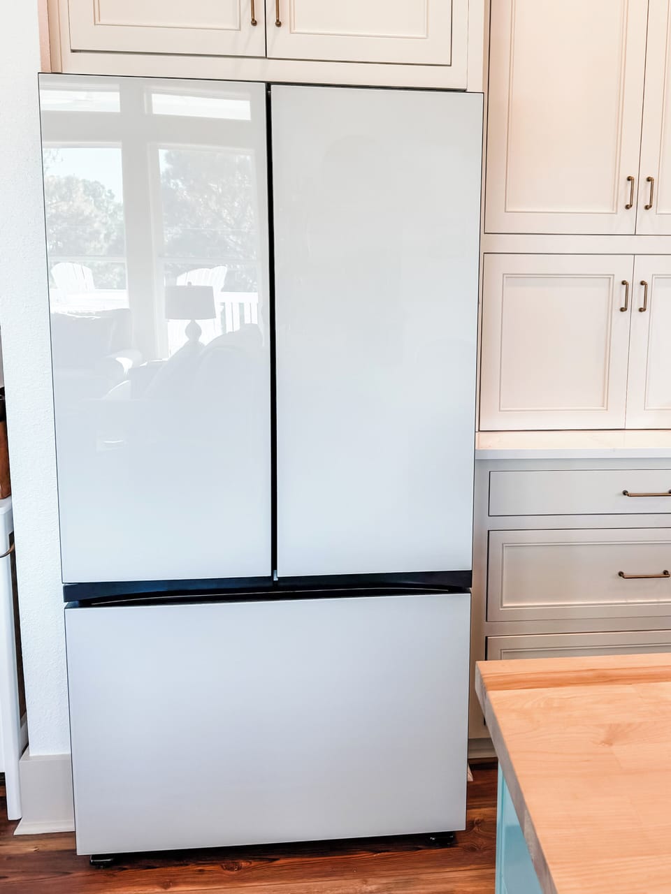 Samsung Refrigerator with ice maker and beverage station inside