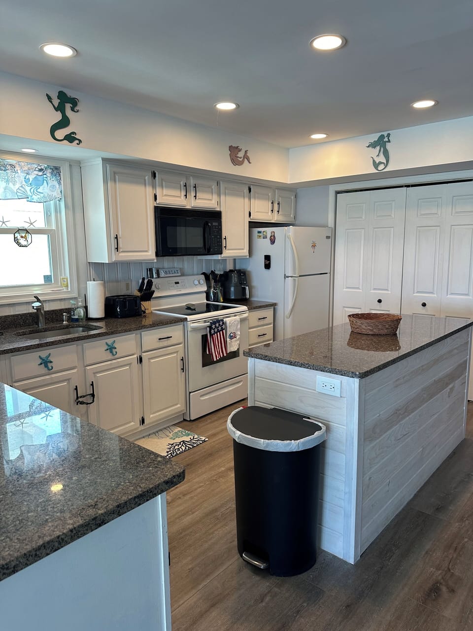 Beautiful roomy kitchen