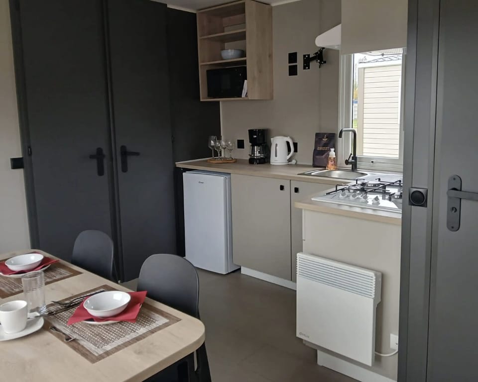 Dining table with kitchen from Holiday Park Klein Strand - Cottage 4p