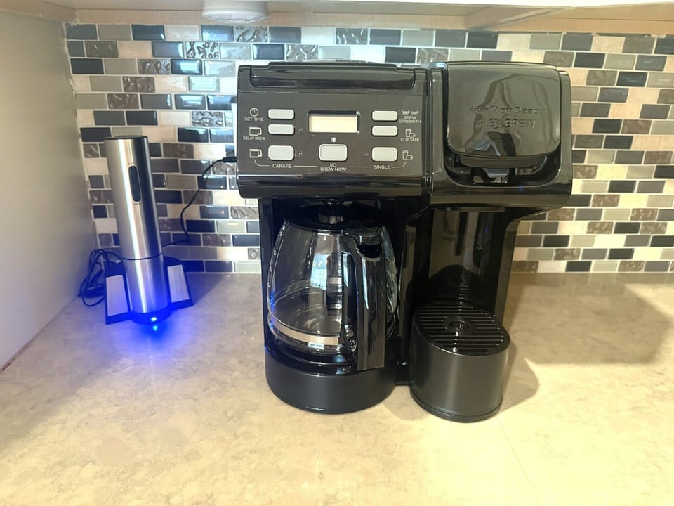 Coffee maker with basket filterp