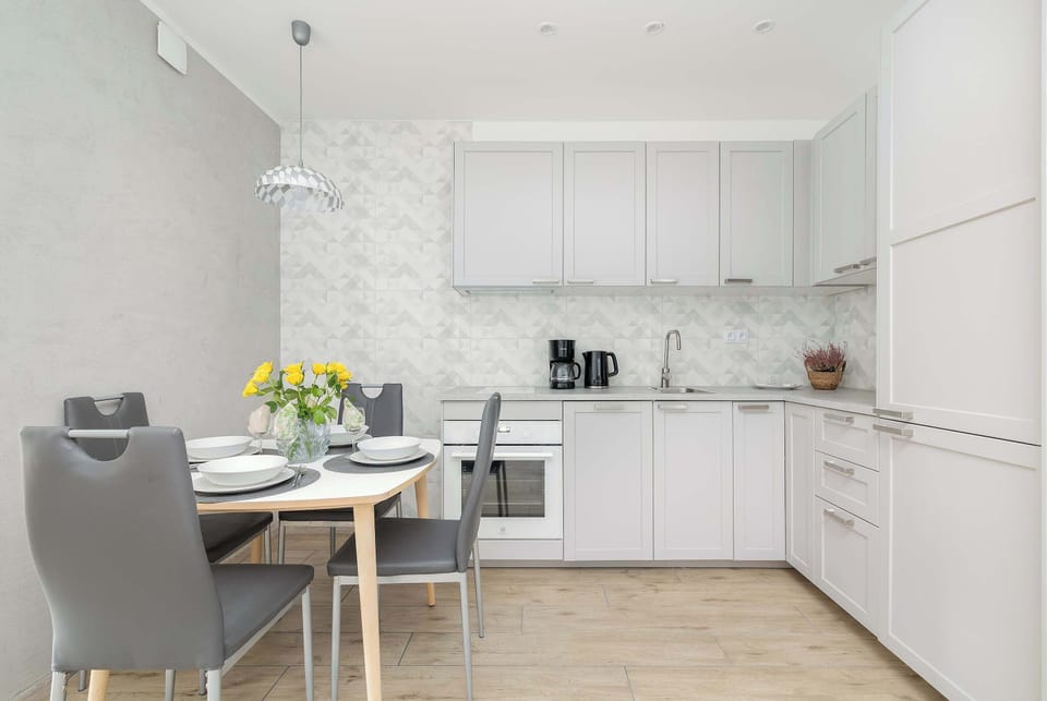 A view of the integrated kitchen and dining table, perfect for family meals or entertaining.