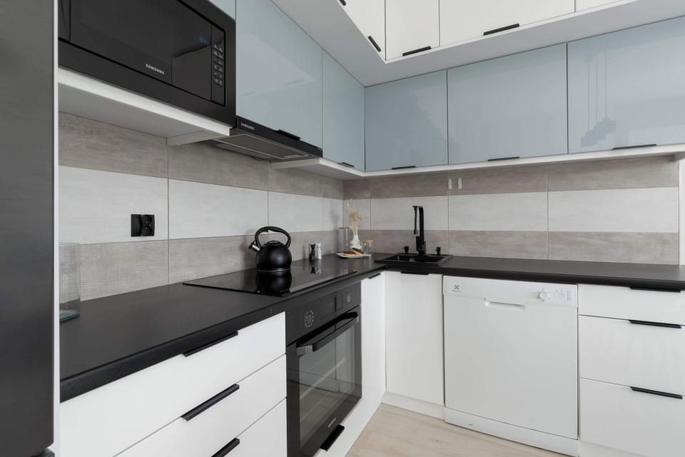 The kitchenette is equipped with appliances, such as an oven, cooktop, refrigerator, which will allow you to prepare delicious meals.