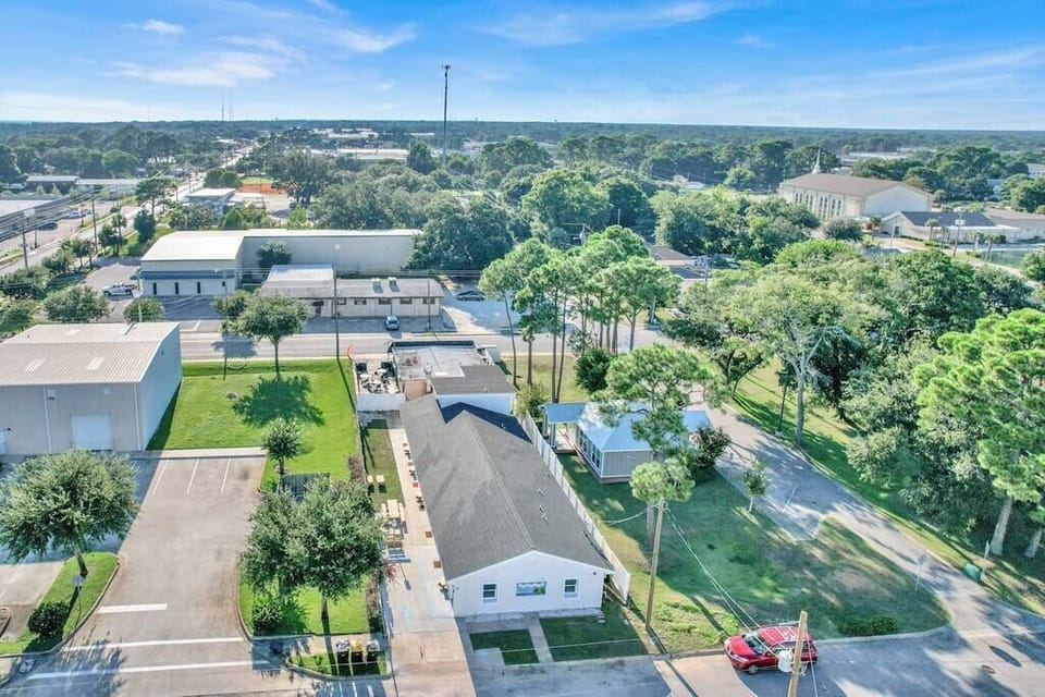 Aerial view of the property. Walking distance from dozens of awesome restaurants in the area!
