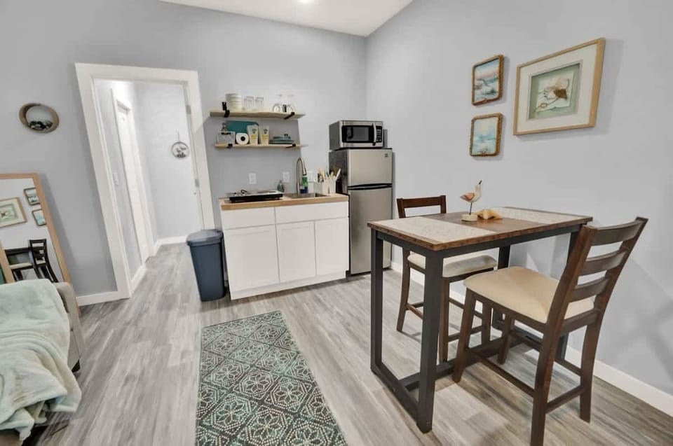 Kitchenette and dining area