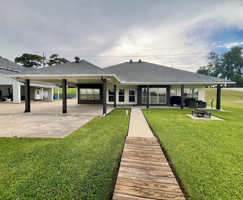 Lakeside view of River Bend
