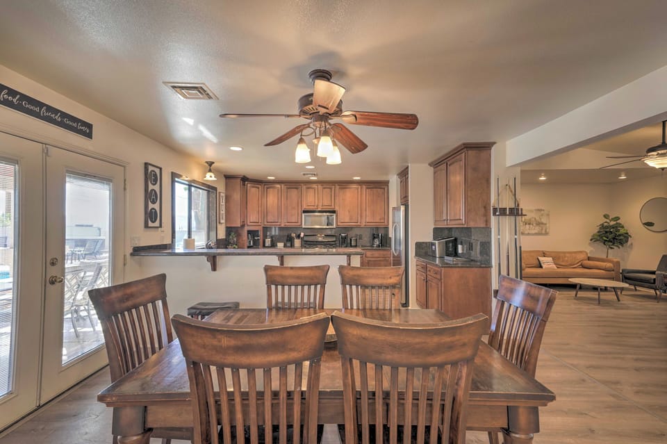 Dining Area | Dishes & Flatware Provided
