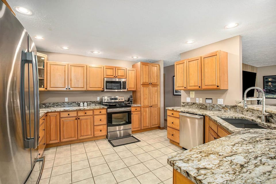 Large farm sink, stainless steel appliances