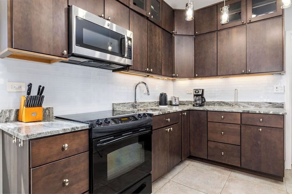 Cook up anything from quick breakfasts to gourmet dinners in our fully equipped kitchen—complete with modern appliances and some the essentials for a hassle-free stay.