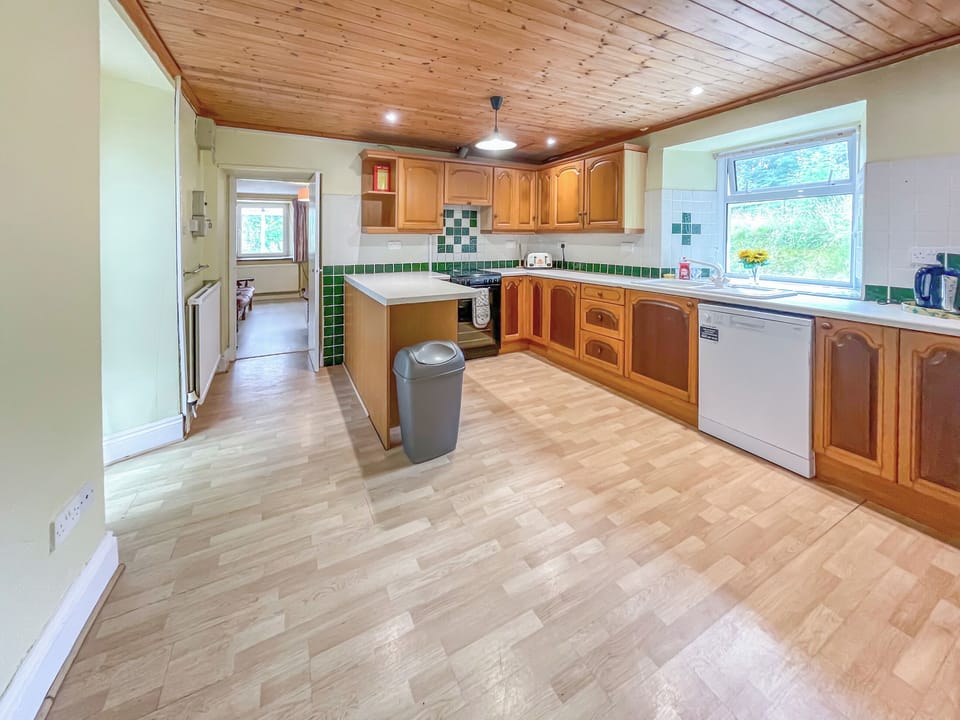 Kitchen area Well equipped kitchen with separate fridge and freezer, Electric cooker with 4 hobs, Dishwasher, toaster, Electric kettle, hand whisk and blender | Hafod Fach - Hafod Grove and Fach, Moylegrove near Ceibwr Bay