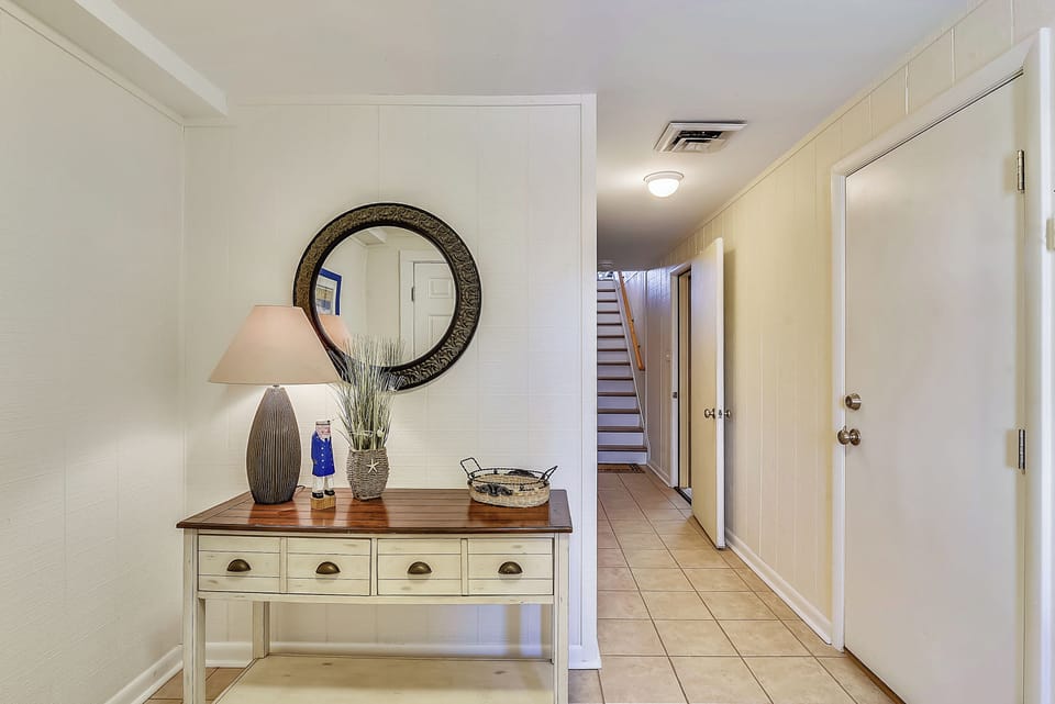 Lower Level,Foyer,