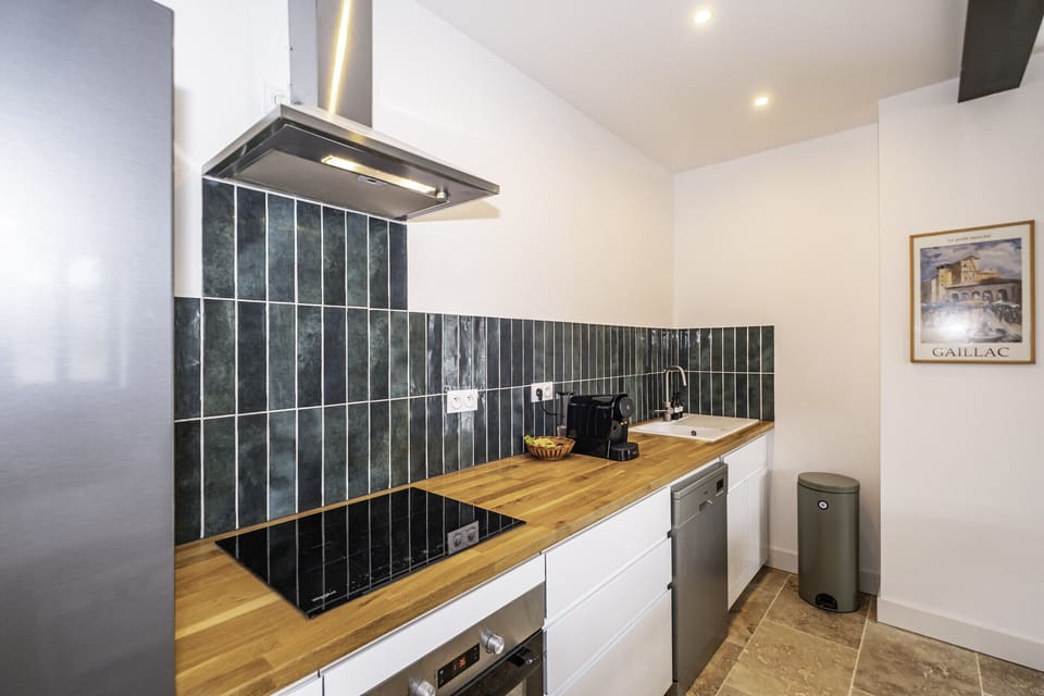 Fitted kitchen - Coffee machine - Dishwasher - Oven - Utensils - Crockery - Fridge - Freezer
