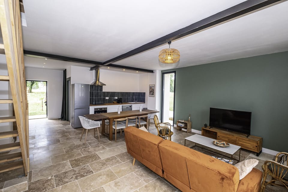 TV lounge - Dining area - Fitted kitchen