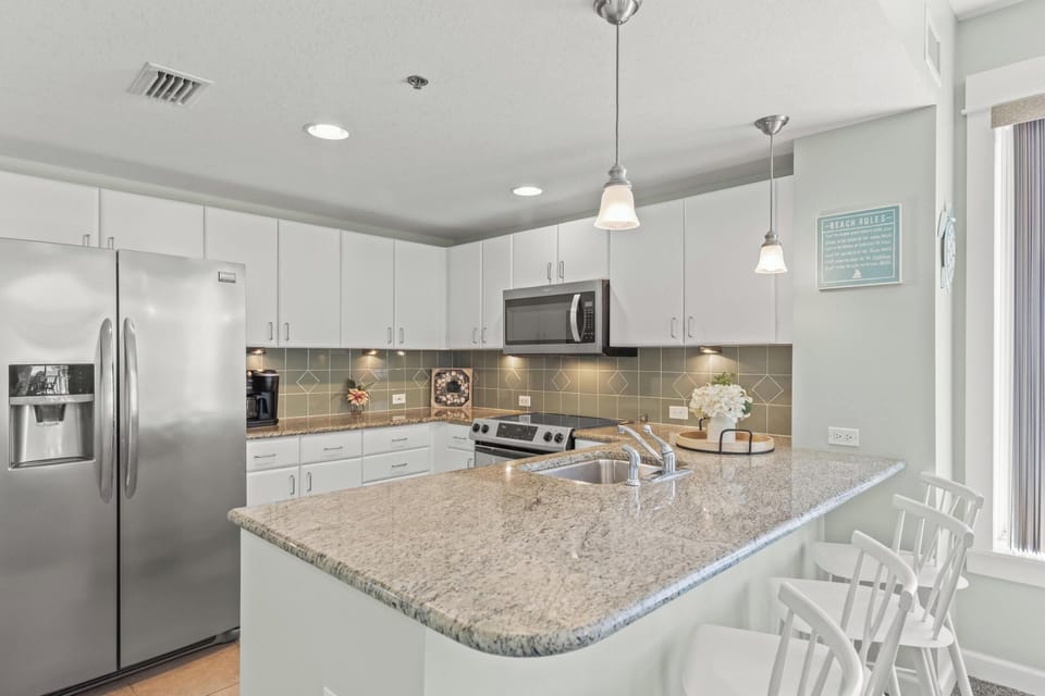 Kitchen with Breakfast Bar