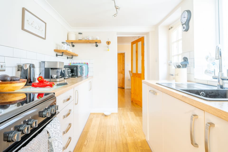Fuzzy Duck Cottage, Heacham: Well-equipped kitchen