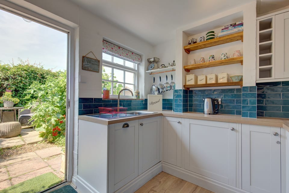 Ground floor: Arriving in the kitchen