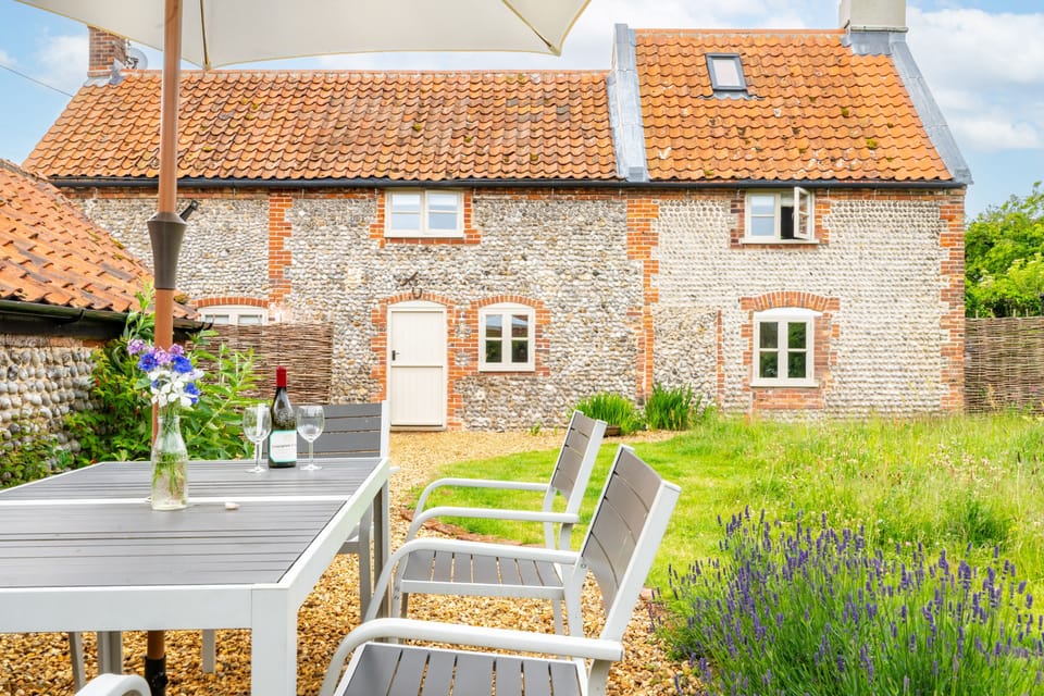 White End, Salthouse: A charismatic period cottage full of rustic charm and style nestled in the coastal village of Salthouse, famous for its wild shingle beach and picturesque salt marshes