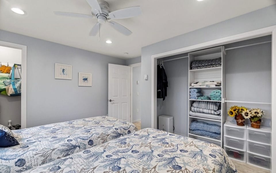 Twin bedroom with large closet