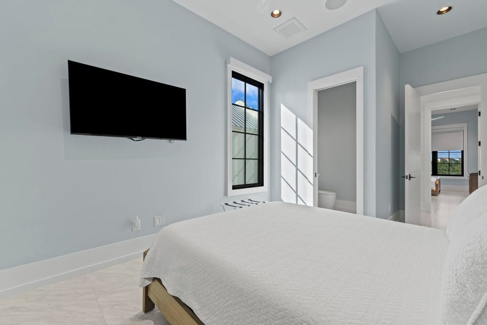 Third Level Guest Bedroom: Queen Bed